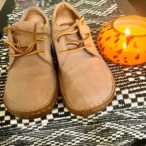 Size 8 born shoes